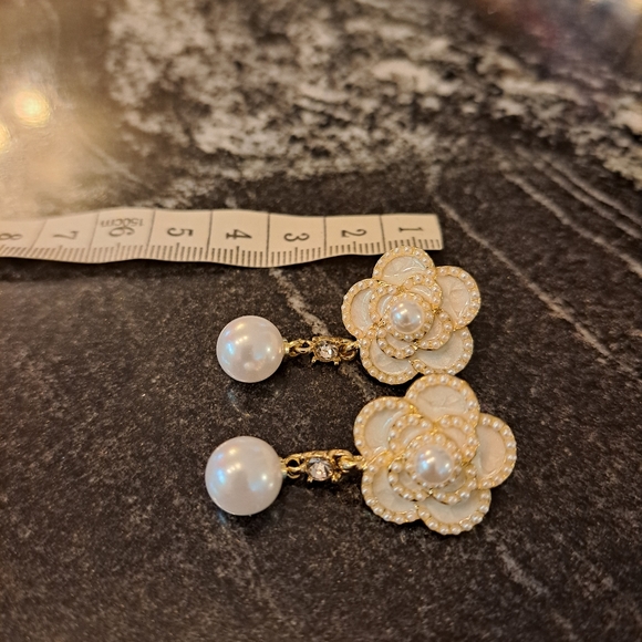 Flower earrings with dangling white pearl like beads - Picture 5 of 6